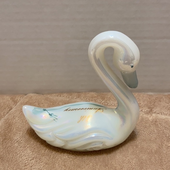 Fenton 5th anniversary white opalescent hand painted and signed glass swan - Picture 9 of 9